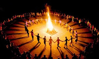 Không gì ngăn được teen mình, ở nhà mùa dịch vẫn có thể đốt lửa trại online nhé!