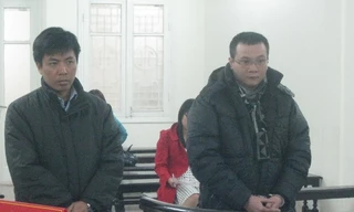 Cựu Trưởng phòng giao dịch (tóc ngắn, bên phải tấm hình) trong phiên xử.