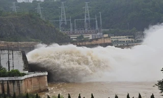 Thủy điện Hòa Bình mở một cửa xả lũ