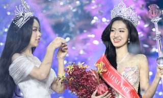 Khoảnh khắc 'tuyệt đối điện ảnh' khi Hoa hậu Thanh Thủy trao vương miện cho Hà Trúc Linh