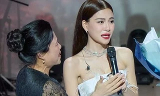 Hà Nhi khóc nức nở giữa đêm nhạc ở Đà Lạt