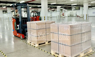 Tập đoàn Quanta Computer Inc., xuất khẩu hai lô máy tính xách tay đầu tiên từ nhà máy sản xuất tại Nam Định