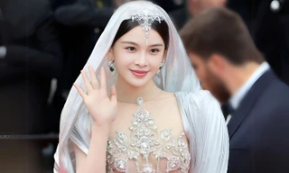 Sao Trung Quốc mặc hở bị bảo vệ mời rời khỏi thảm đỏ Cannes