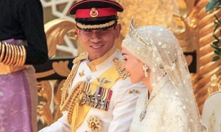 Bắn 17 loạt đại bác mừng đám cưới Hoàng tử Brunei