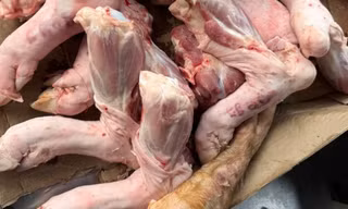 Cận cảnh thịt heo 'lạ' siêu rẻ bày bán bên hông chợ đầu mối Hóc Môn