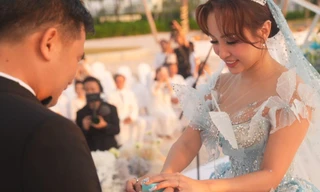 Hồ Hoài Anh đệm đàn ở đám cưới Vân Hugo