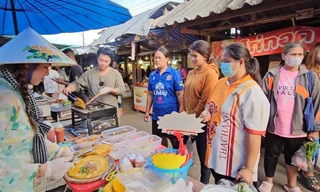 Chàng trai Việt ở rể Thái Lan, cùng mẹ vợ bán bánh tráng nướng đắt khách