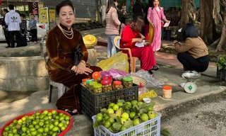Nữ lưu tân thời bán sung muối ở cổng chùa Tăng Phúc