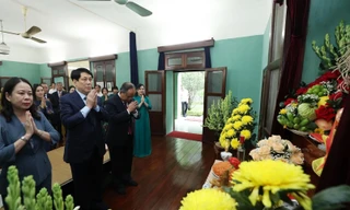 Chủ tịch nước Lương Cường dâng hương tưởng niệm Chủ tịch Hồ Chí Minh