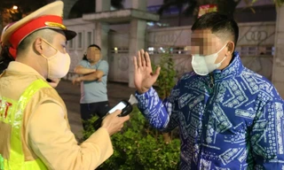 Đưa vợ đi liên hoan 8/3 về 'dính cồn', nam tài xế đổi lái cho vợ