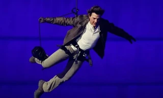 Tom Cruise nhảy từ nóc nhà cao 42 m xuống lễ bế mạc Olympic Paris 