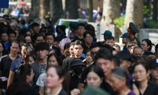 Dòng người xếp hàng viếng Tổng Bí thư Nguyễn Phú Trọng 