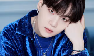 Suga (BTS) cúi đầu xin lỗi