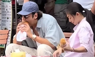 Nam diễn viên nổi tiếng Hàn Quốc ngồi quán vỉa hè ở TPHCM ăn bánh mì