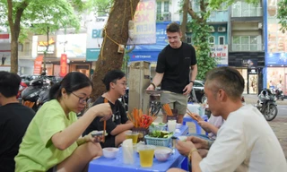 Chàng Tây thoăn thoắt nướng nem lụi, rao bán bánh xèo ở vỉa hè Hà Nội