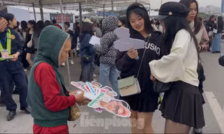 Fan vây quanh gian hàng mua kẹp tóc, thẻ bo góc hình 30 anh trai 