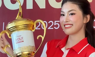 Á hậu Ngọc Thảo xinh phát sáng bên cúp vô địch Tiền Phong Golf Championship
