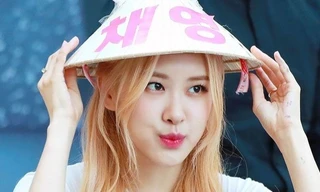 BlackPink đội nón lá, khăn rằn