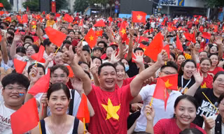 Biển người vỡ òa đón đoàn diễu binh trên đường phố TPHCM