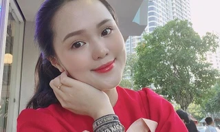 Vợ Duy Mạnh dát đồ hiệu lên người