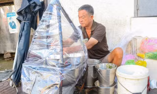 Gánh xôi bà xã 10.000 đồng/hộp của cụ ông U70: Hiếm khi đóng cửa vì nhớ vợ
