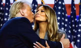 Bộ váy 6.900 USD của bà Melania mừng ông Trump thắng cử