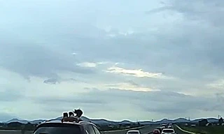 Nhiều trẻ em đưa người ra cửa sổ trời ôtô trên cao tốc Phan Thiết - Dầu Giây