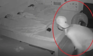 Cảnh tượng thót tim khi người phụ nữ xem lại camera phòng ngủ