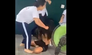 Nữ sinh đánh, lột quần áo bạn học ở quán cà phê ở TP HCM