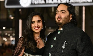 Sự phô trương quyền lực và tiền bạc