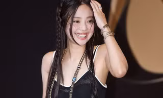 Jennie (BlackPink) diện váy quá ngắn