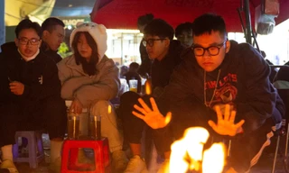 Người Hà Nội mưu sinh đốt lửa khắp nơi trong đêm giá lạnh 11 độ C