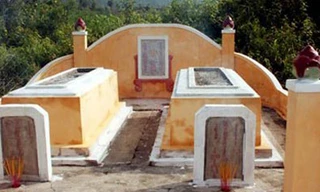 Kì bí hai ngôi mộ bị xiềng ở Đà Nẵng