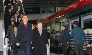 Bộ trưởng Thống nhất Hàn Quốc Cho Myoung-gyon (trái), Bộ trưởng giao thông Kim Hyun-mee và các quan chức khác lên chuyến tàu khởi hành từ Seoul tới Triều Tiên ngày 26/12.