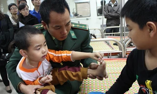 Người lính nghẹn lòng thương hai con bị máu khó đông