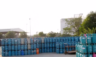Một góc chứa bình gas của Công ty TNHH dầu khí Gia Định. Ảnh: Tuấn Nguyễn