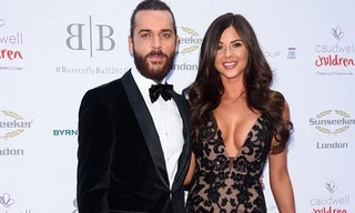 Hoa hậu Anh siêu quyến rũ, tình tứ bạn trai không rời 