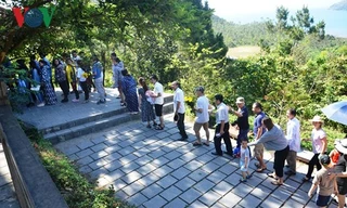 Dòng người về khu mộ tri ân công lao của Đại tướng.