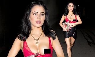 Người mẫu Playboy hớ hênh lộ ngực phản cảm