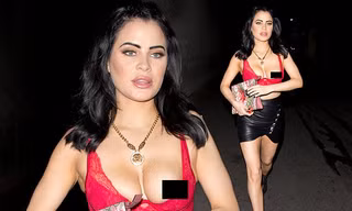 Người mẫu Playboy hớ hênh lộ ngực phản cảm