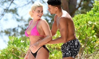 Cựu vũ nữ Anh nóng bỏng với bikini, tình tứ bạn trai ở biển