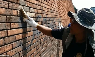 Hoạt động làm sạch bức tường bị sơn vẽ 