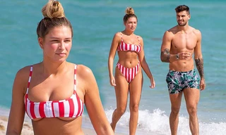 Zara McDermott tung tăng gợi cảm trên biển với bạn trai