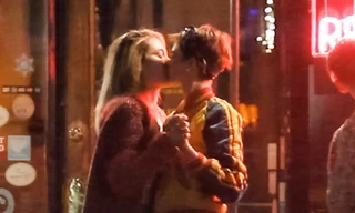 Con gái Michael Jackson công khai ôm hôn chân dài nổi tiếng Cara