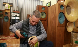 Kỳ công lắp ghép loa cổ. (Ảnh: Mạnh Khánh/TTXVN) 