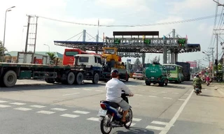 Theo đó, Bộ GTVT thống nhất với đề xuất của Tổng Cục Đường bộ Việt Nam, UBND TP Cần Thơ và tỉnh Hậu Giang, Bộ Giao thông Vận tải quyết định miễn giảm giá cho 1.995 phương tiện lưu thông qua trạm thu phí này. Cụ thể, có 972 phương tiện thuộc phạm vi xã Tân