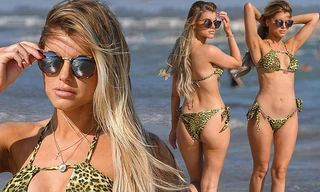 Hayley Hughes khoe vóc dáng hoàn hảo với áo tắm