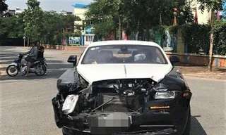 Xe Rolls-Royce bị hư hại phần đầu sau tai nạn. Ảnh:P.T.