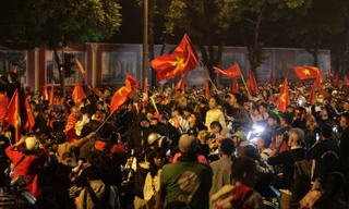 CĐV rầm rầm xuống đường mừng tuyển Việt Nam vào bán kết AFF Cup