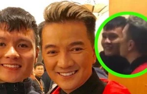 Đàm Vĩnh Hưng bất ngờ hôn trộm vào má Quang Hải khi chụp ảnh chung